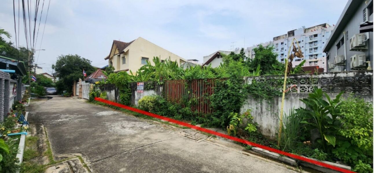 Listing No. 68080978 : ขายที่ดินขนาด 100 ตร.ว. ถมแล้ว พร้อมล้อมรั้ว 4 ด้าน ถนนลาดพร้าว 101 ซอย 38 ( ซอยรวมน้ำใจ 6 ) สามารถทะลุ ออกลาดพร้าว 107 ได้ เหมาะสร้างบ้าน , อพาร์ตเมนต์ หรือ หอพัก