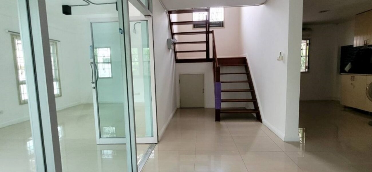 Listing No. 68101020 : ขายบ้านเดี่ยว 2 ชั้น หลังมุม ถนนเมน บนที่ดินขนาด  57.7 ตร.ว. หมู่บ้าน ชวนชื่น พาร์ค อ่อนนุช-วงแหวน ประเวศ กรุงเทพ ตกแต่งใหม่ทั้งหลัง พร้อมอยู่ เห็นแล้ว ต้องชอบ